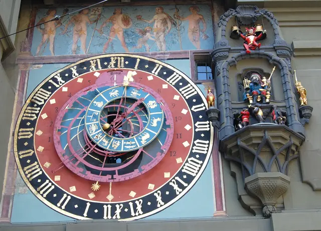 Sie zeigt astronomische Konstellationen an. Und dazu gehört ein Glasfiguren-Glockenspiel.  | Foto: Kurt Wolter