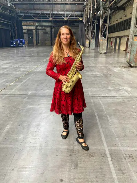 Das Foto zeigt Maren Lueg in musikalischer "Action".
Foto: https://marenlueg.org/

