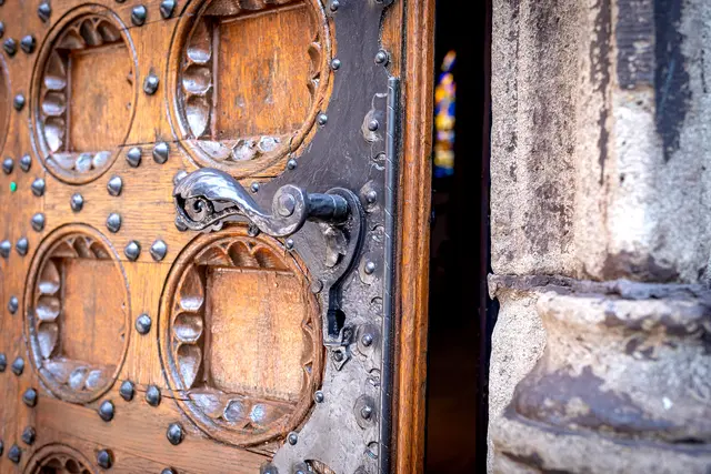 Die Duisburger Salvatorkirche hat eine bewegte und bewegende Geschichte und hat eine Menge interessanter Details zu bieten. Hier ist einer der historischen Türgriffe zu sehen.
Foto: Rolf Schotsch