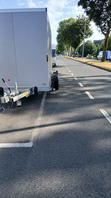 Anhänger und Wohnwagen über gekennzeichneter Fläche hinaus abgestellt, im Fahrradschutzstreifen hineinragend.
Ort: Brüner Landstraße in Wesel | Foto: Siegmund Walter, 01.08.2026, 09:43 Uhr