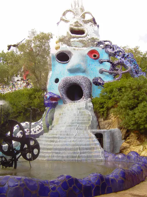 
DAS RAD DES SCHICKSALS
ein altes Symbol für das Lebensrad.
Was nach oben steigt, stürzt unweigerlich
wieder hinab.
Jean Tinguely schuf das Rad in einem Brunnen,
das Wasser fließt aus dem Mund der Hohepristerin
