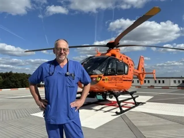Dr. Frank Niemann - Chefarzt der Pädiatrischen Intensivmedizin
Dr. Niemann auf dem Hubschrauberlandeplatz | Foto: Knappschaft Kliniken Gelsenkirchen-Buer GmbH 