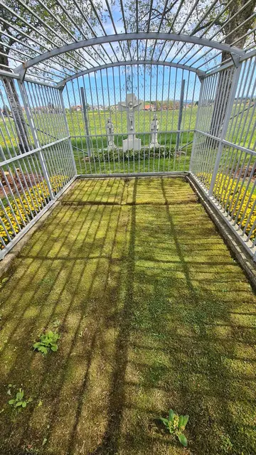 Rasenkreuz von Meggen im Sommer