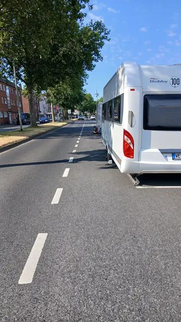 Wohnwagen und Anhänger über gekennzeichneter Fläche hinaus abgestellt, im Fahrradschutzstreifen hineinragend.
Ort: Brüner Landstraße in Wesel | Foto: Siegmund Walter, 01.08.2026, 09:43 Uhr