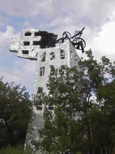 
DER TURM VON BABEL
(auch 'Haus Gottes' oder 'Die Zerstörung'
stellt die materiellen und geistigen Konstrukte
dar, die enes festen Fundaments entbehren.
Der Turm ist nicht nur negativ sondern
vermittelt auch eine Lektion: 
Komplexe geistige Konstruktionen werden zusammenbrechen.
wir müssen unsere geistigen Barrieren einreißen
um unseren Blick zu erweitern.
Jean Tiguely schuf die symbolische Skulptur des Blitzes
der den Turm zerstört.
