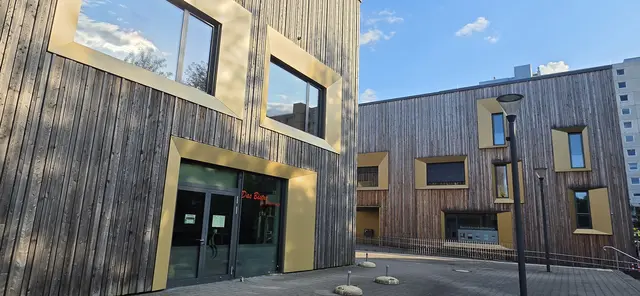 Das Stadthaus in Laatzen (links im Bild), finde diese beiden Gebäude mit dem Holz außen dran sehr schön