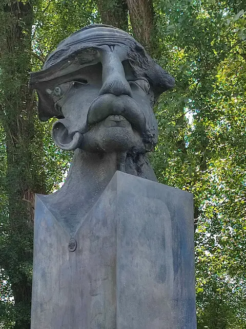 Vater-Lech-Skulptur. Menschliche Darstellung des Lechs Kraft, Lebensader und Respektvoller Blick in die Natur | Foto: Foto Claudia Wegele