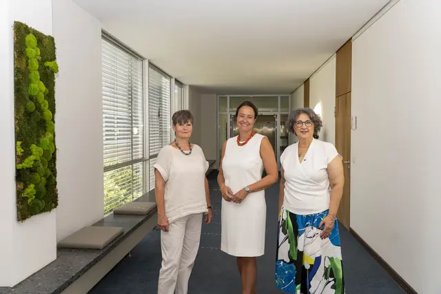 (v.li.) Rita Güttler, stellv. Vorsitzende DRK-Ortsverein Detmold, Regierungspräsidentin Anna Bölling, Nilgün Özel, Vizepräsidentin DRK-Landesverband Westfalen-Lippe | Foto: Steffen Adams, Pressestelle Bezirksregierung Detmold