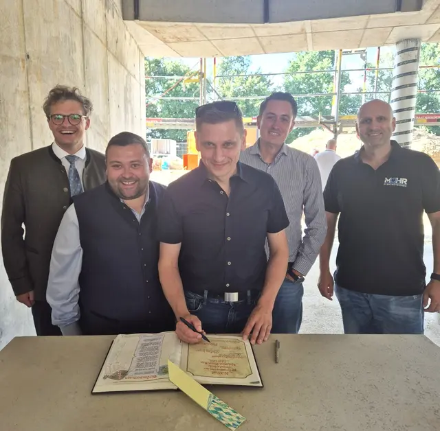Ein denkwürdiger Tag für Adelsried und Bonstetten – Bürgermeister Stefan Haas sowie Bürgermeister Sebastian Bernhard, 2. Bürgermeister Thomas Puschak (Bonstetten), 2. Bürgermeister Heiko Mohr und 3. Bürgermeister Dr. Ludwig Lenzgeiger tragen sich auf der Baustelle in das Goldene Buch ein.