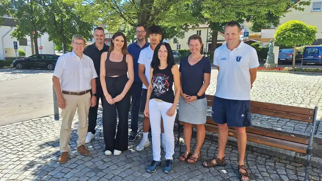 (Von links) Erster Bürgermeister Martin Brenner, Personalratsvorsitzender Sebastian Pröbstle, Elisa Tippel, Hauptamtsleiter Wolfgang Buckel, Jeremy Raab, Ausbildungsleiterin Martina Supplie, stellv. Kulturamtsleiterin Marlene Schretzenmaier, Freibadleiter Sebastian Wagner. 