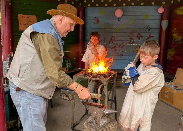 Eine Woche lang wurde die Robinson Abenteuerfarm zur pulsierenden Westernstadt „Rob City“. Die Kids waren bei der tollen Westernwoche "Feuer und Flamme".
Foto: Robinson Abenteuerfarm
