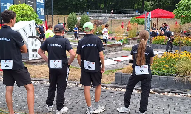 Teamunterstützung für Hendrik Hoogen an den Stäben.