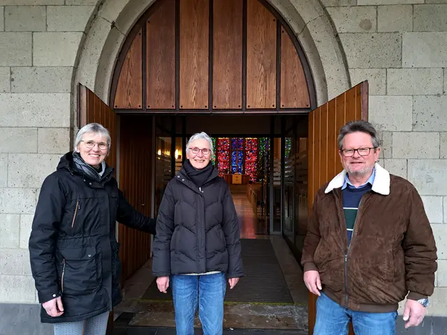 Das Foto zeigt das Organisationsteam - Pfarrerin Almuth Seeger (links), Karen Sommer-Loeffen und Pastor Roland Hölzl - am Eingang der Gnadenkirche Wanheimerort.
Foto: Veronika Reiners
