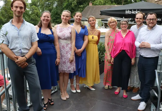Sommerkonzert an der Augsburger Kahnfahrt
von links: Sänger und Sängerinnen Manuel Schwirtz, Karolin Hasenmüller, Anna Hüttl, Luisa Sailer, Rosalie Krammer, Leitung: Elisabeth Haumann
Augsburg International: VP Heike Abend-Sadeh, GF Philipp Huber, Präsident Matthias Finki | Foto: Marianne Stenglein