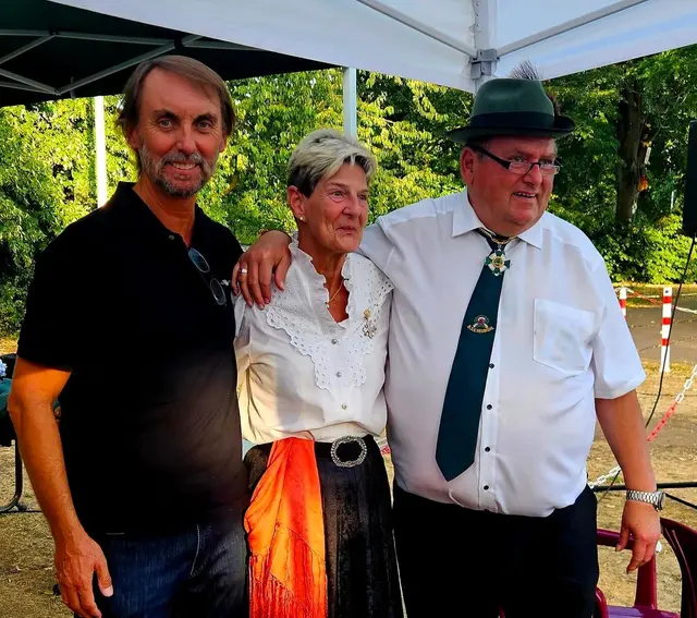 Ernst-Lothar Horbach uns seine Ehefrau Sigrid sind das neue Neumühler Königspaar. Zu den ersten Gratulanten zählte Vereinspräses Paterv Tobias (l.).
Foto: BSV Neumühl
