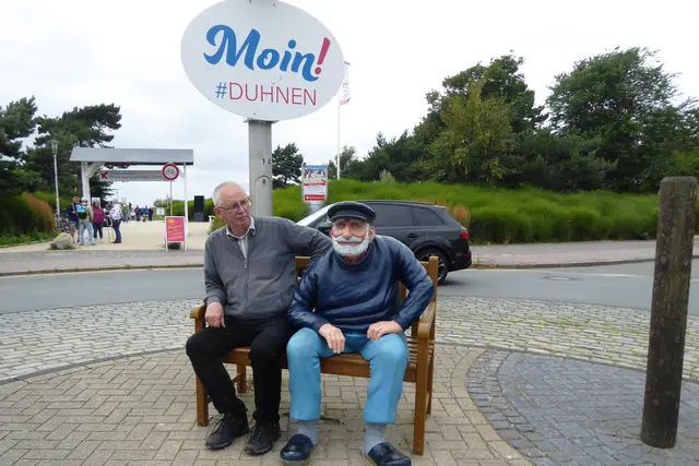 Freundliche Begegnung mit Kuddel auf dem Duhner Kreisel.