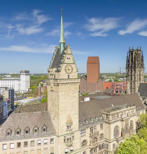 Dringender Appell aus dem Duisburger Rathaus (vorne): Die hohen Temperaturen und geringe Niederschläge der vergangenen Wochen haben Böden, Wiesen und Vegetation im gesamten Stadtgebiet stark ausgetrocknet sind. Ein einziger Funke reicht, um einen Flächen- oder Waldbrand auszulösen, mit möglichen dramatischen Folgen.
Foto: Ilja Höpping / Stadt Duisburg