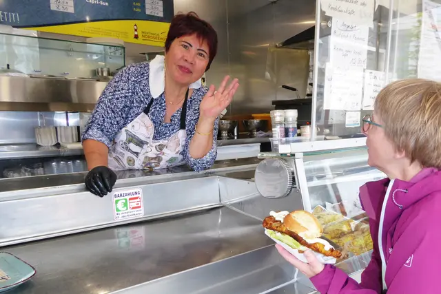 Kulinarische Begegnung am Fischverkaufswagen in Sahlenburg am Nordseehotel Mertinkus in der Nordheimstraße 57. PinayCux serviert frischen Fisch. Und wir sind in Sekunde 26 im Bild auf YouTube unter: https://www.youtube.com/watch?v=gU8IUhZJ84s