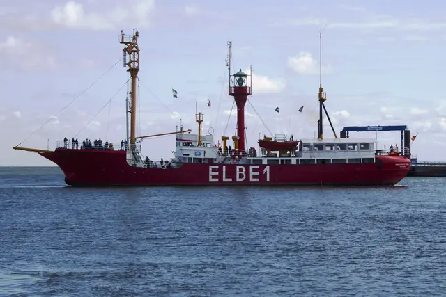 Die Elbe 1 verlässt zur Touristenfahrt den Cuxhavener Hafen.