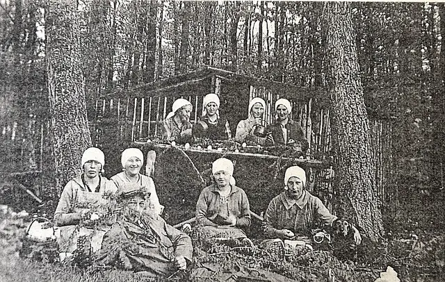 Die Kulturfrauen , sie pflanzten die neuen Bäume nach dem Krieg