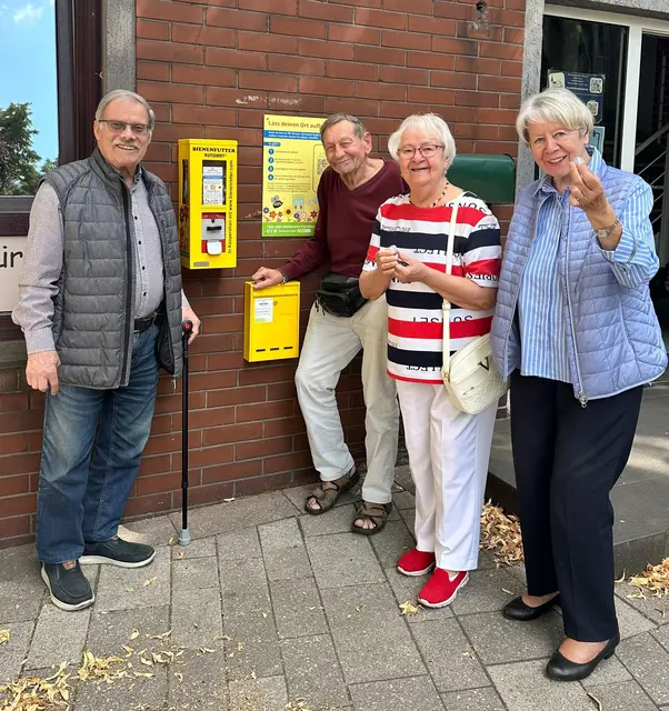 Im Bild der Meidericher Bienenfutterautomaten mit einigen seiner Fans aus der Gemeinde.
Foto: www.kirche-meiderich.de

