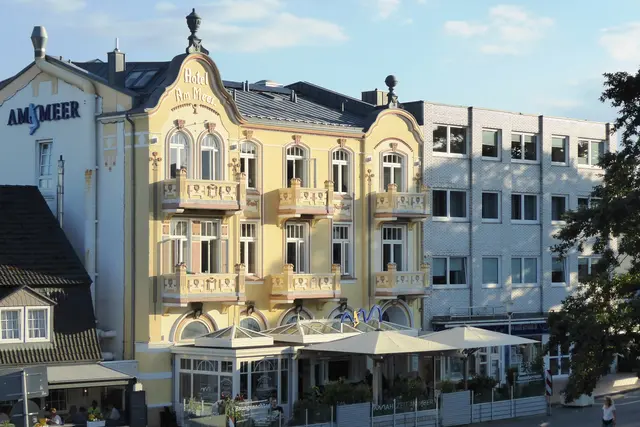 Abendlicher Blick auf das "Hotel Am Meer" mit seinem guten Restaurant "Mahlzeit am Meer".