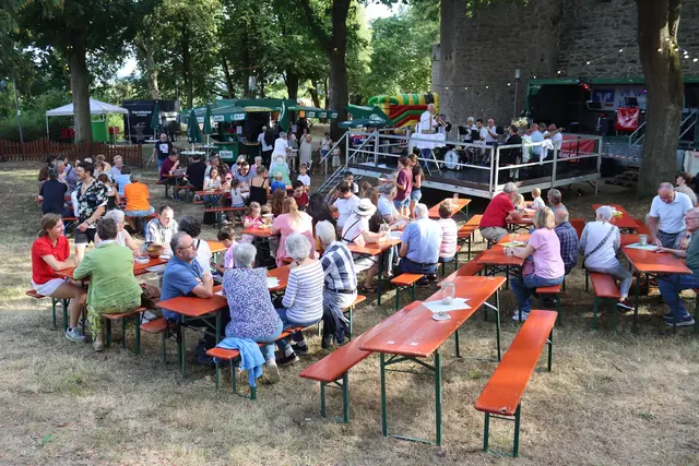 Gottesdienst beim Wallfest in Schweinsberg - im Freien macht das besonders viel Spaß, zumal man dabei auch noch essen und trinken kann.