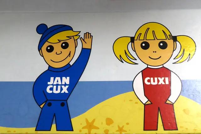 Jan Cux und Cuxi - die Werbefiguren des Nordseeheilbads Cuxhaven - grüßen freundlich.