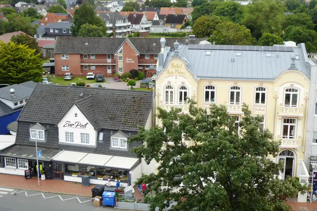 Blick aus dem Panoramahaus auf "Zur Post" und "Hotel Am Meer".