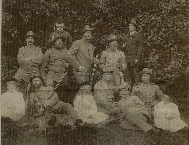 Forstmeisters Graf Alfred von Korff Schmising-Kerssenbrock mit seinen 
 seine Revierförster um 1910
