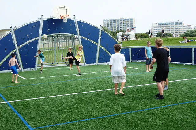 Heiße Begegnungen in der Nähe des Strands auf dem neuen "Mehrzweck-Court" am Strandhaus Döse.