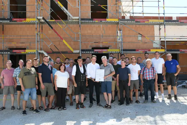 Gemeinsam feierten Oberbürgermeister Frank Kunz, Zweiter Bürgermeister Johann Graf, Günter Schwertberger sowie zahlreiche Ehrenamtliche und Projektbeteiligte das Richtfest für das Dorfgemeinschaftshaus in Fristingen. | Foto: Georg Strasser