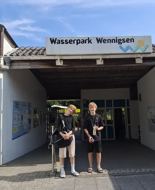 Kinder im Wasserpark sie haben der Kauquappe den Weg gezeit | Foto: Winfried Gehrke