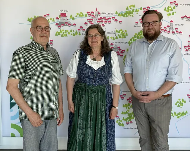 Wolfgang Ott (von links), Barbara Mettenleiter-Strobel und Simon Paintner-Frei wurden für die neue Wahlperiode als Kreisheimatpfleger bestellt.  | Foto: Benjamin Sigmund / Landratsamt Günzburg
