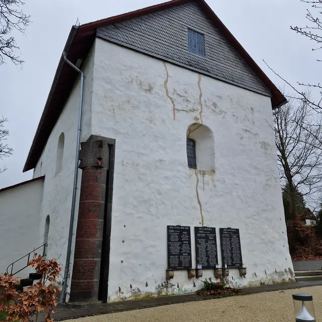 Gefallenen - Säule und Tafeln der Toden vom 1. und 2. Weltkrieg an der Emmauskapelle Hatzfeld