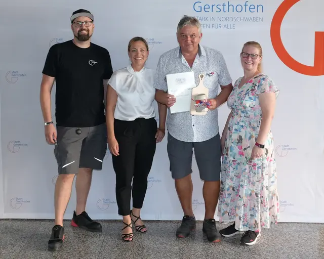 Johannes Kratz feiert sein 25-jähriges Dienstjubiläum im öffentlichen Dienst bei der Stadt Gersthofen. Sebastian Brandmair, Facility- u. Gebäudemanagement, Susanne Olita, Erste Bürgermeisterin, Johannes Kratz, Hausmeister, APMSG, und Ulrike Schmidbaur, Sachgebietsleitung Facility- und Gebäudemanagement (v.l.n.r.) | Foto: Stadt Gersthofen (Kai Schwarz)