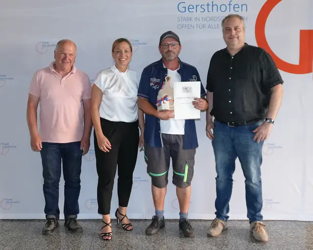 Thomas Heindl feiert sein 25-jähriges Dienstjubiläum bei der Stadt Gersthofen und er erhält neben einer kleinen Aufmerksamkeit der Stadt die Ehrenurkunde des Freistaates Bayern. V.l.n.r.: Walter Haslinger, Stadtbauhof Leitung, Susanne Olita, Erste Bürgermeisterin, Thomas Heindl, Stadtbauhof, und Ralf Seemiller, Sachgebietsleitung Tiefbau/Stadtbauhof. | Foto: Stadt Gersthofen (Kai Schwarz)