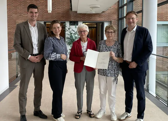 Günzburgs Oberbürgermeister Michael Jahn, Günzburgs Landtagsabgeordnete Jenny Schack, Anna Elisabeth Poppel, Margot Müller (SG Reisensburg-Leinheim) und Landrat Hans Reichhart bei der Übergabe der Verdienstmedaille.  | Foto: Benjamin Sigmund / Landratsamt Günzburg 