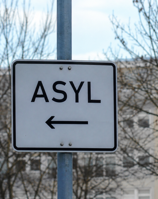 Die Zahl der Asylbewerber im Landkreis Günzburg geht weiter zurück. Der Landkreis passt daher seine Unterbringungskapazitäten für Asylbewerber und Geflüchtete an die aktuelle Entwicklung an.  | Foto: KI generiert 