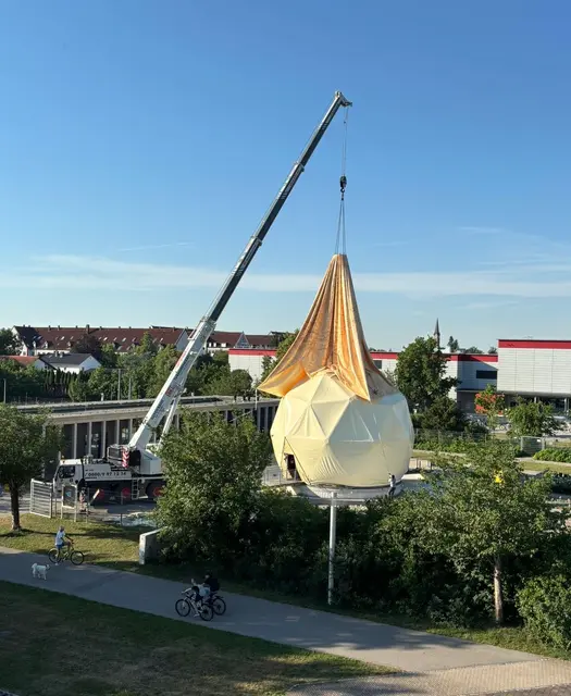 Großes Gerät war nötig, um das Mercateum neu einzukleiden! Im Inneren ist eine Ausstellung zu finden, die den Warenhandel nach Indien und in andere Länder Asiens, Afrikas, Mittel- und Südamerikas darstellt.
 | Foto: Maja Kugelmann