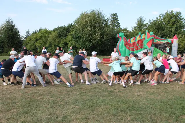 Spaß beim traditionellen Seilziehen - hier Väter gegen Jungs !