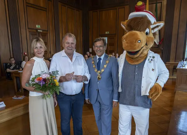 Bei der Ehrung im Herner Ratssaal: Daniela und Alfred Miske mit Hernes OB Dr. Frank Dudda (mit goldener Amtskette) und Kirmesmaskottchen Fritz.  | Foto: Thomas Schmidt / Stadt Herne