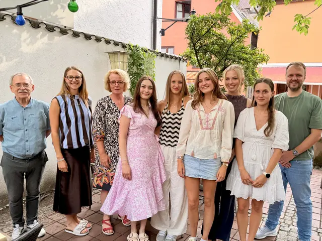 Das Foto zeigt (von links) Dr. Dr. Wolfgang Stolle (Auswahlgremium),  Theresa Mayr (Auswahlgremium und  Geschäftsstellenleitung der Gesundheitsregionplus im Landkreis Günzburg), Angela Caspari (Auswahlgremium), Tuana Makbule Cinar (5. Semester), Renáta Éva Tóth (Studienbeginn), Jill Mercedes Klingler (Studienbeginn) Leni Belle (3. Semester), Hannah Weikert (3. Semester) und  Dr. Stephan Schwarz (Auswahlgremium).  | Foto: Gesundheitsregion Plus