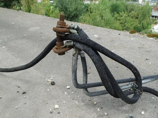 Provisorisch mit rostenden Schrauben verbundene Erdkabel und Aluminiumrundleiter an der Weseler Friedrich-Ebert-Brücke. (Ansicht 1) | Foto: Siegmund Walter, 06.08.2026, 12:53 Uhr