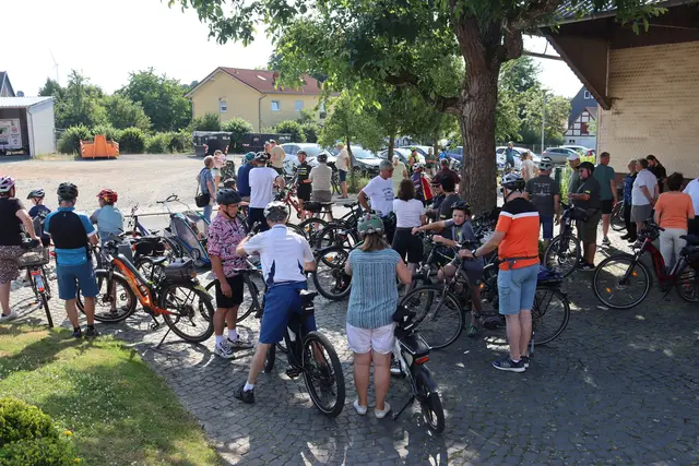 Warten auf den Beginn der Einweihungsfahrt
