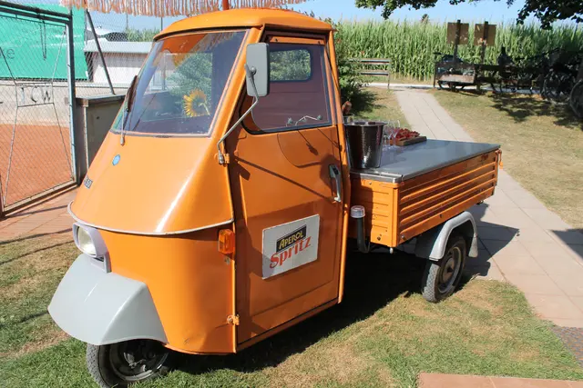 Die orangene Ape - ein toller Blickfang am Eingang!