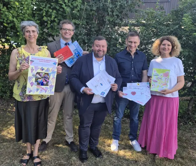 Eine Flaschenpost der Schulseele im Ozean der Zukunft – stellvertretend für die Schulfamilie überreichten Rektorin Getrud Heisler und Nicoletta Kling der Jugendsozialarbeit die Inhalte der Zeitkapsel an Bürgermeister Bernhard, Bürgermeister Haas und 3. Bürgermeister Lenzgeiger.