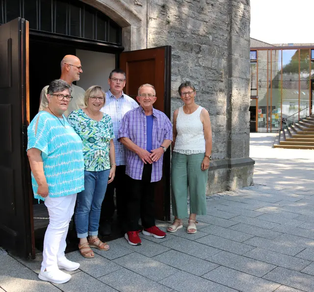 Das Foto wurde bei einer Vortour des Neumühler Ferienkirchenteams in Mettmann aufgenommen. Es zeigt die Neumühler mit dem Mettmanner Küster Clemens Welle und Pfarrerin Anja Buchmüller-Brand vor der Kirche an der Freiheitsstraße.
Foto: Susann Bürger
