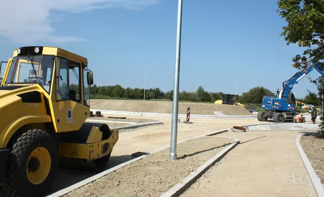 Hinter dem neuen Kreisverkehr wird das Gewerbegebiet Via Claudia erweitert. | Foto: Peter Heider