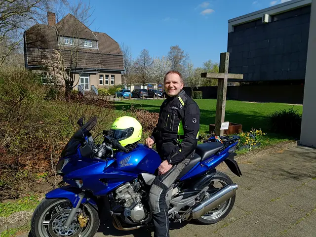 Das Foto aus dem Jahr 2023 zeigt Pfarrer Schmidt auf seinem Motorrad vor der Versöhnungskirche Großenbaum.
Foto: Beke Schmidt
